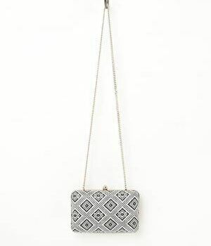 【まだ結婚できない男/8話】吉田羊/着用バッグ(かばん)：ラフィア風口金パーティーバック